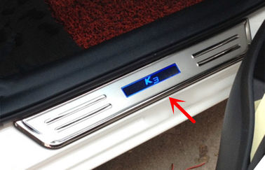 China Äußere Seiten-LED beleuchtete Tür-Schwellen-Platten für Kia K3 2013 2015, verziert fournisseur