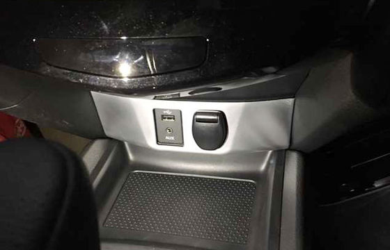 Ein guter Preis. Benutzerdefinierte Auto-Innenraum-Garnish / Neue Nissan Qashqai 2015 2016 USB-Steckfläche Online